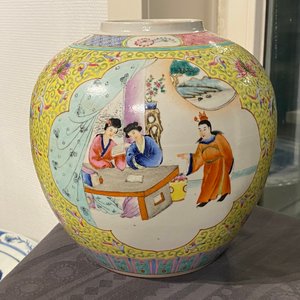 Deux vases et un aquarium en porcelaine de Chine famille rose, République — photo 14