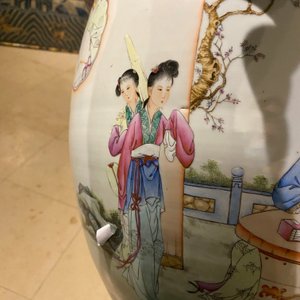 Deux vases et un aquarium en porcelaine de Chine famille rose, République — photo 19