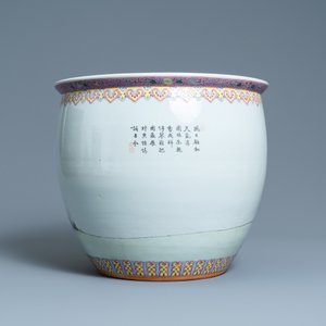 Deux vases et un aquarium en porcelaine de Chine famille rose, République — photo 10
