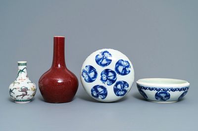 Deux vases et un bol couvert en porcelaine de Chine, 19ème