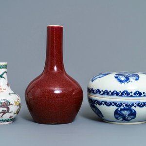 Deux vases et un bol couvert en porcelaine de Chine, 19ème — photo 2