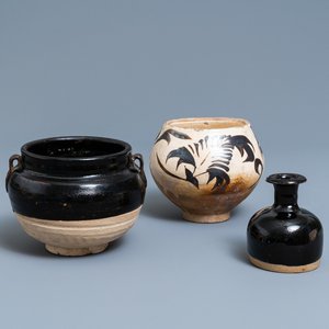 Deux vases et un bol en grès porcelaineux de type Cizhou, Chine, Song et Ming — photo 1