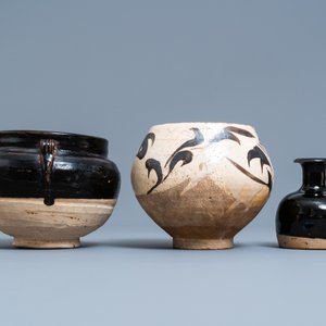 Deux vases et un bol en grès porcelaineux de type Cizhou, Chine, Song et Ming — photo 3