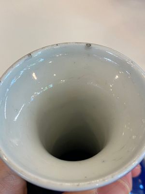 Deux vases et un pot à pinceaux en porcelaine de Chine en sang de boeuf et bleu poudré monochrome, 18/19ème — photo 12