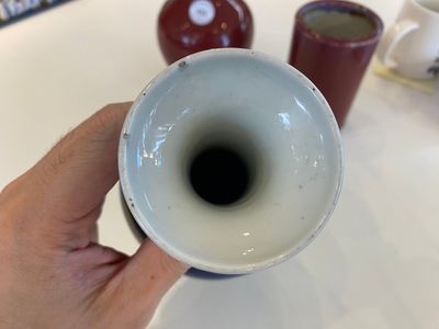 Deux vases et un pot à pinceaux en porcelaine de Chine en sang de boeuf et bleu poudré monochrome, 18/19ème — photo 2