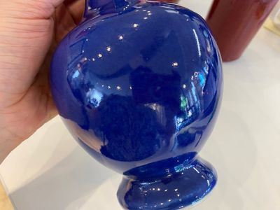 Deux vases et un pot à pinceaux en porcelaine de Chine en sang de boeuf et bleu poudré monochrome, 18/19ème — photo 3