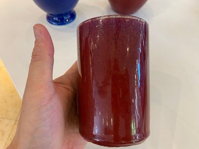 Deux vases et un pot à pinceaux en porcelaine de Chine en sang de boeuf et bleu poudré monochrome, 18/19ème — photo 5