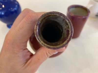 Deux vases et un pot à pinceaux en porcelaine de Chine en sang de boeuf et bleu poudré monochrome, 18/19ème — photo 8
