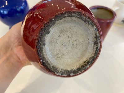 Deux vases et un pot à pinceaux en porcelaine de Chine en sang de boeuf et bleu poudré monochrome, 18/19ème — photo 10