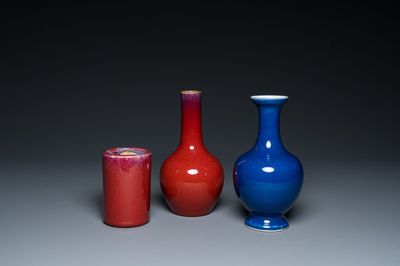 Deux vases et un pot à pinceaux en porcelaine de Chine en sang de boeuf et bleu poudré monochrome, 18/19ème