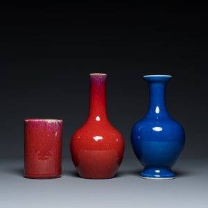 Deux vases et un pot à pinceaux en porcelaine de Chine en sang de boeuf et bleu poudré monochrome, 18/19ème — photo 4