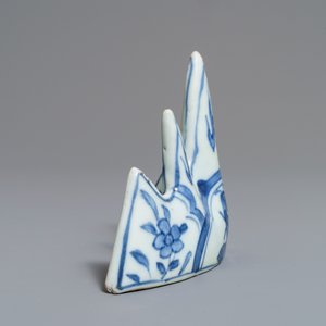 Deux vases et un repose-pinceaux en porcelaine de Chine bleu et blanc, Wanli/Kangxi — photo 16