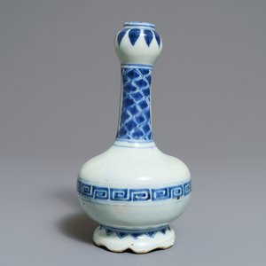 Deux vases et un repose-pinceaux en porcelaine de Chine bleu et blanc, Wanli/Kangxi — photo 9