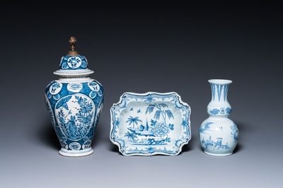 Deux vases et un saladier en faïence de Delft en bleu et blanc à décor chinois, 17/18ème