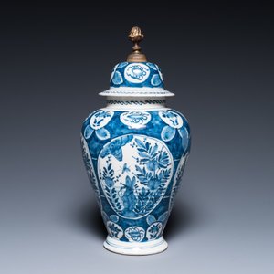 Deux vases et un saladier en faïence de Delft en bleu et blanc à décor chinois, 17/18ème — photo 14