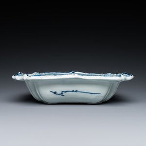 Deux vases et un saladier en faïence de Delft en bleu et blanc à décor chinois, 17/18ème — photo 5