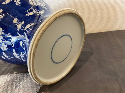 Deux vases et une jardinière en porcelaine de Chine en bleu et blanc, 19ème — photo 9