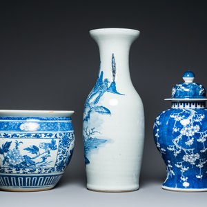 Deux vases et une jardinière en porcelaine de Chine en bleu et blanc, 19ème — photo 3