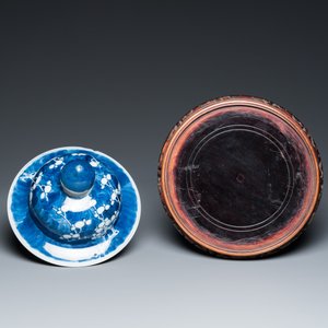 Deux vases et une jardinière en porcelaine de Chine en bleu et blanc, 19ème — photo 8