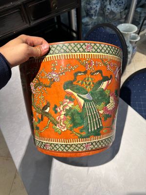 Deux vases et une jardinière en porcelaine de Chine famille rose, 19/20ème — photo 23