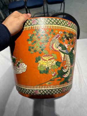 Deux vases et une jardinière en porcelaine de Chine famille rose, 19/20ème — photo 26