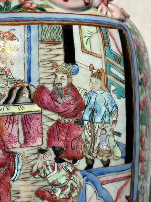 Deux vases et une jardinière en porcelaine de Chine famille rose, 19/20ème — photo 5