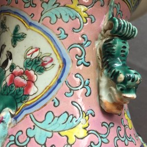 Deux vases et une paire pour le marché Straits ou Peranakan en porcelaine de Chine famille rose, 19ème — photo 8
