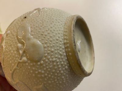 Deux vases et une théière en biscuit émaillé et porcelaine, Chine, 20ème — photo 14