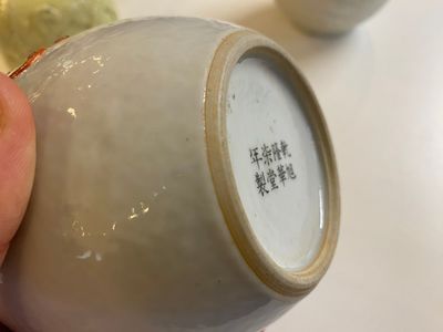 Deux vases et une théière en biscuit émaillé et porcelaine, Chine, 20ème — photo 6
