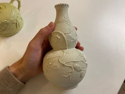 Deux vases et une théière en biscuit émaillé et porcelaine, Chine, 20ème — photo 8