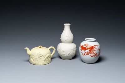 Deux vases et une théière en biscuit émaillé et porcelaine, Chine, 20ème