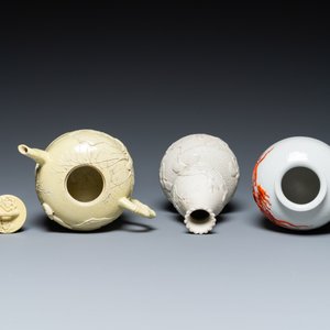 Deux vases et une théière en biscuit émaillé et porcelaine, Chine, 20ème — photo 6