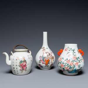 Deux vases et une théière 'Wu Shuang Pu' en porcelaine de Chine famille rose, 19/20ème — photo 1