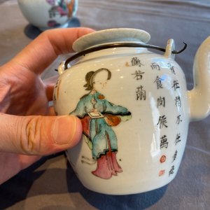 Deux vases et une théière 'Wu Shuang Pu' en porcelaine de Chine famille rose, 19/20ème — photo 23