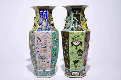 Deux vases hexagonaux en porcelaine de Chine famille rose à décor en relief, 19ème