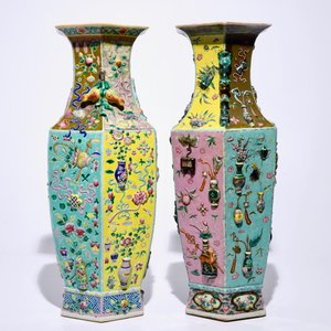 Deux vases hexagonaux en porcelaine de Chine famille rose à décor en relief, 19ème — photo 2