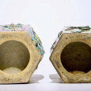 Deux vases hexagonaux en porcelaine de Chine famille rose à décor en relief, 19ème — photo 6