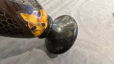 Deux vases hispano-mauresques à émail lustré de type 'Alhambra' et un vase en bois incrusté de pierres, Espagne et Afrique du Nord, 19/20ème — photo 2