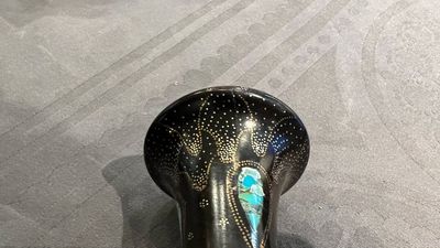 Deux vases hispano-mauresques à émail lustré de type 'Alhambra' et un vase en bois incrusté de pierres, Espagne et Afrique du Nord, 19/20ème — photo 3