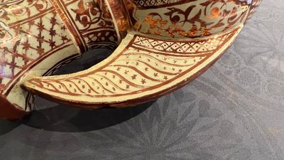 Deux vases hispano-mauresques à émail lustré de type 'Alhambra' et un vase en bois incrusté de pierres, Espagne et Afrique du Nord, 19/20ème — photo 7