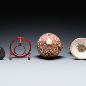 Deux vases hispano-mauresques à émail lustré de type 'Alhambra' et un vase en bois incrusté de pierres, Espagne et Afrique du Nord, 19/20ème — photo 5