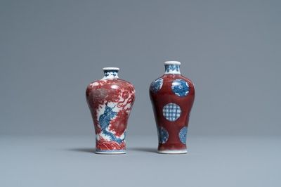 Deux vases miniatures de forme 'meiping' en porcelaine de Chine en bleu, blanc et rouge de cuivre, 18/19ème