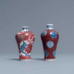 Deux vases miniatures de forme 'meiping' en porcelaine de Chine en bleu, blanc et rouge de cuivre, 18/19ème — photo 2