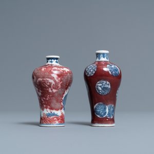 Deux vases miniatures de forme 'meiping' en porcelaine de Chine en bleu, blanc et rouge de cuivre, 18/19ème — photo 3