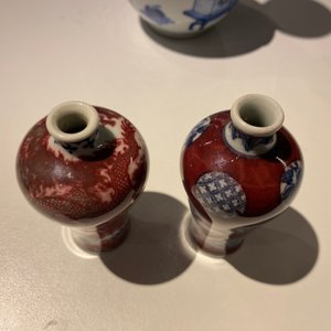 Deux vases miniatures de forme 'meiping' en porcelaine de Chine en bleu, blanc et rouge de cuivre, 18/19ème — photo 10