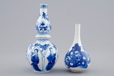 Deux vases miniatures en porcelaine de Chine bleu et blanc, Kangxi