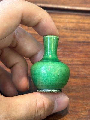 Deux vases miniatures en porcelaine de Chine et une tabatière avec marque de Qianlong, Kangxi et postérieur — photo 14