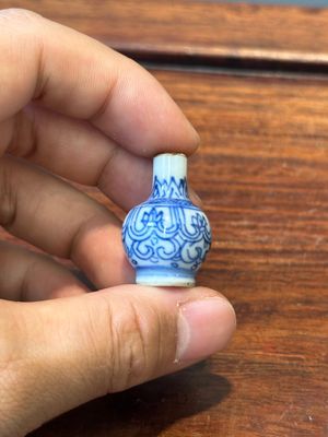 Deux vases miniatures en porcelaine de Chine et une tabatière avec marque de Qianlong, Kangxi et postérieur — photo 3