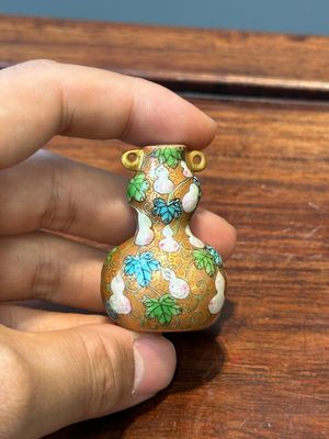 Deux vases miniatures en porcelaine de Chine et une tabatière avec marque de Qianlong, Kangxi et postérieur — photo 6