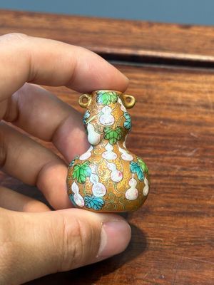 Deux vases miniatures en porcelaine de Chine et une tabatière avec marque de Qianlong, Kangxi et postérieur — photo 8